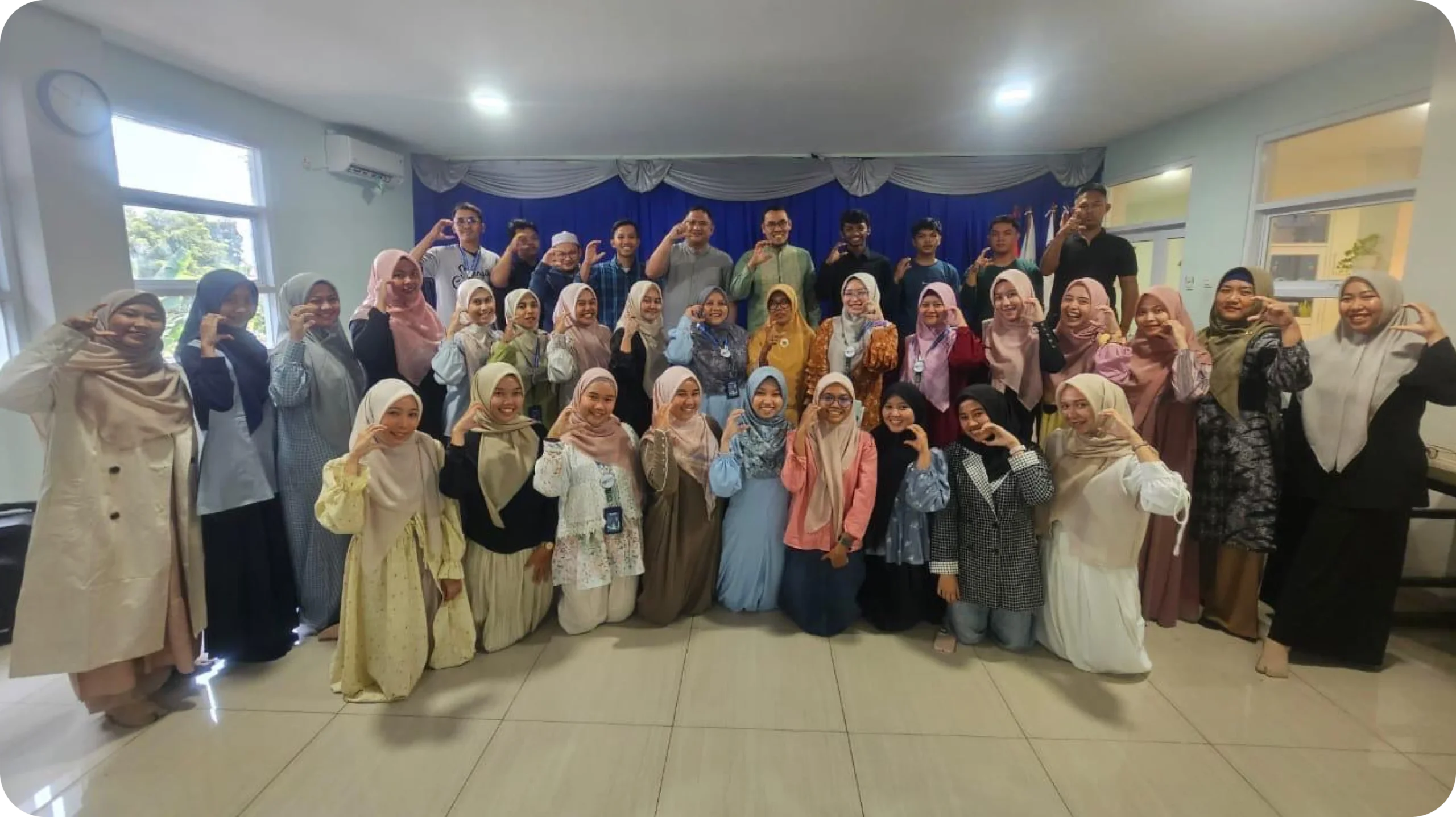 Guru profesional sedang mengajar di kelas