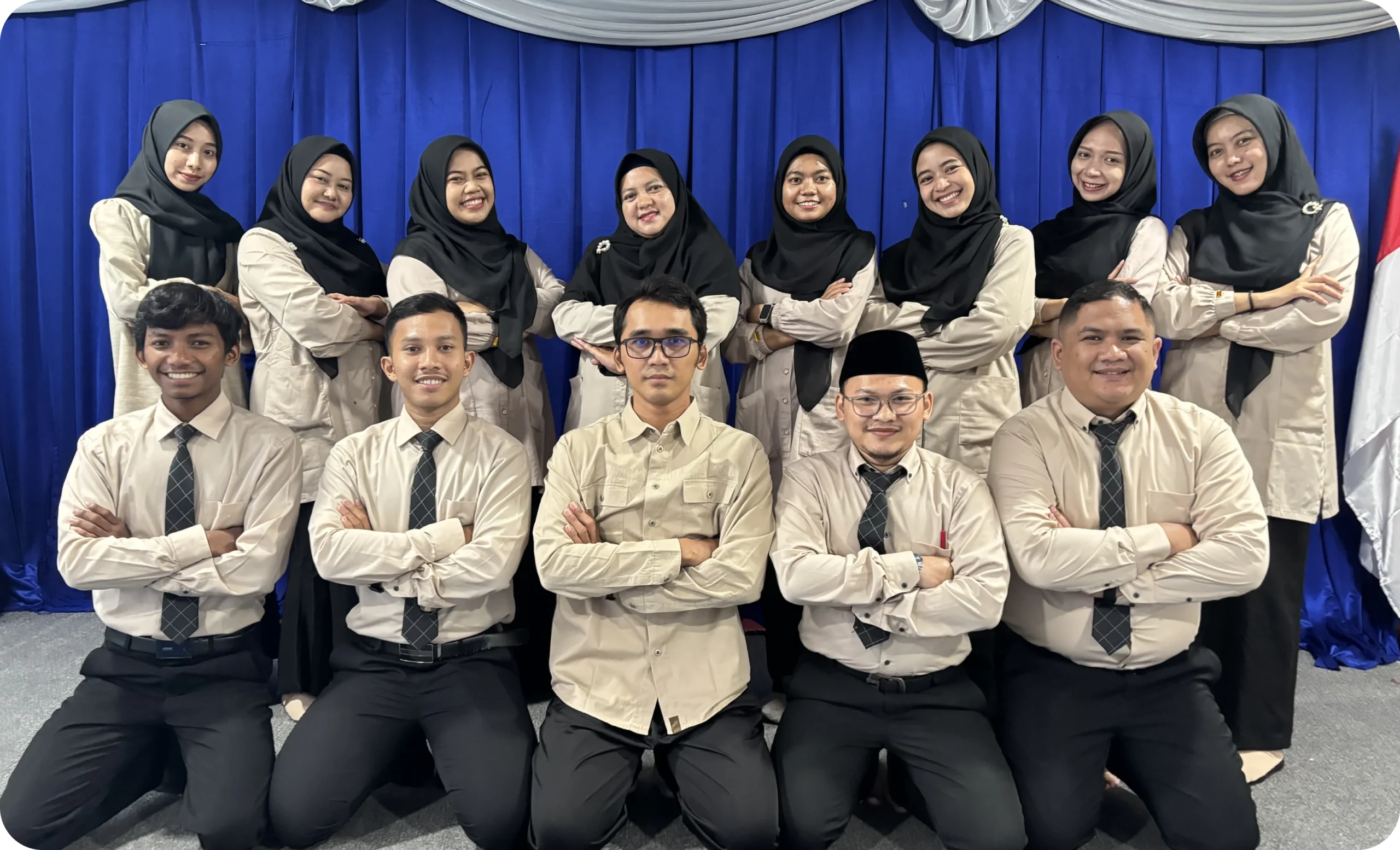 Guru SD Tunas Cendekia Tangerang berfoto bersama