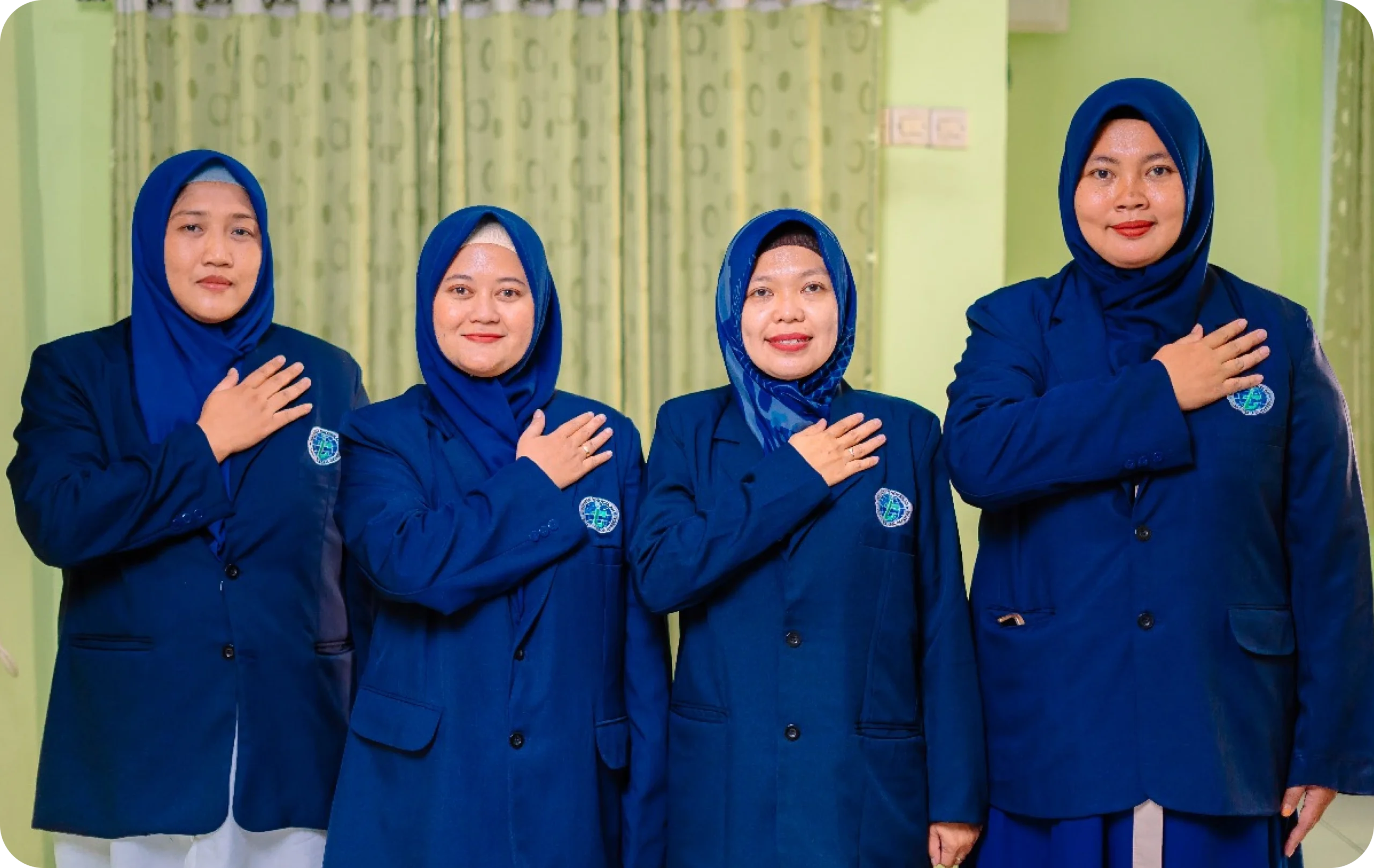 Guru TK Tunas Cendekia Tangerang berfoto mengenakan seragam biru