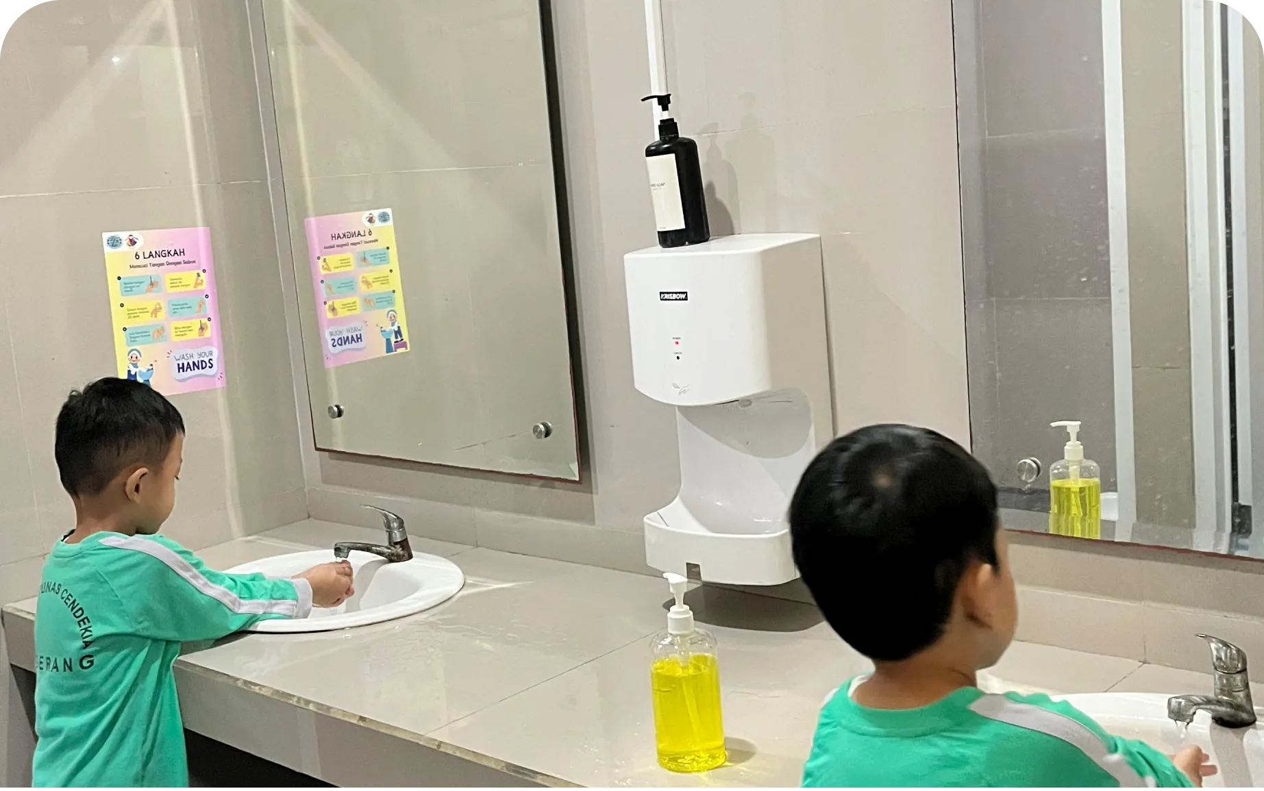 Wastafel dan toilet anak yang bersih di TK Islam Tunas Cendekia Tangerang